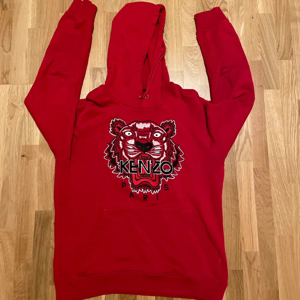 Snygg röd Kenzo hoodie i toppenskick, knappt använd🤩 Nypris 2900kr. Frakt tillkommer. Hoodies.