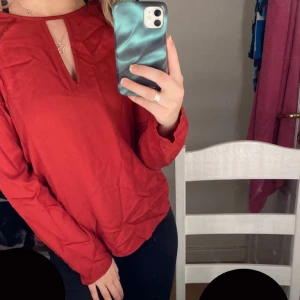 Blus från hm  - Hej säljer min röda blus från hm st 38. Knappt använd därav inga skador elr fläckar. Max använd 4 gånger. Säljer på grund av att blusen legat i min garderob i ca 1 år tid utan användning 