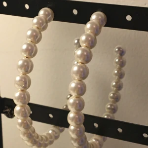 Pärlringar - Sjukt snygga örhängen som jag aldrig använt då de är lite för tunga för mig. Aldrig använda och superbra skick! Skriv privat för frågor!