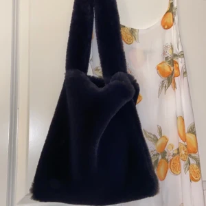 Så fin pälsväska - Sydd av min fina vän men knappt använd av mig! Perfekt o ha över axeln, medföljer en liten necessär i samma tyg där man får plats med lite smink eller liknande :) budet ligger nu på 90kr