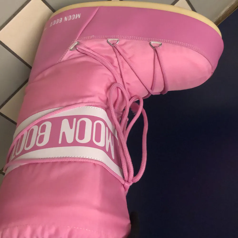 Funderar på att sälja mina rosa moonboots i storlek 42 typ. Dem är i bra skick inte använda så mycket då det aldrig kommer snö hos mig:( skriv till mig vad ni kan ge för dem. Skor.