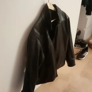 Gap äkta skinnjacka  - Den passar bra till kylan som vi har idag och den är felfri, den kosta några tusen men säljer billigt 