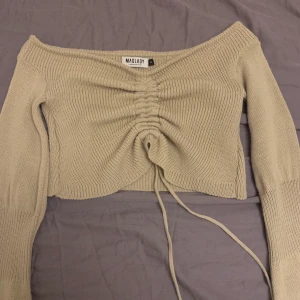 stickad tröja - aldrig använd, nypris 329