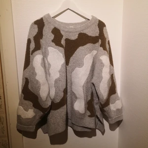 Stickad tröja  - Stickad tröja från H&M, använd som oversize då den är i XL och jag har M i toppar. 