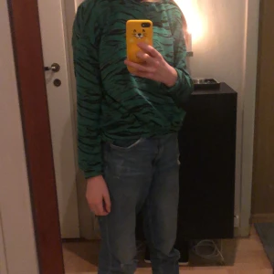 Tröja - En lite tjockare tröja med tiger tyg. Storlek 146/152 från Namelt