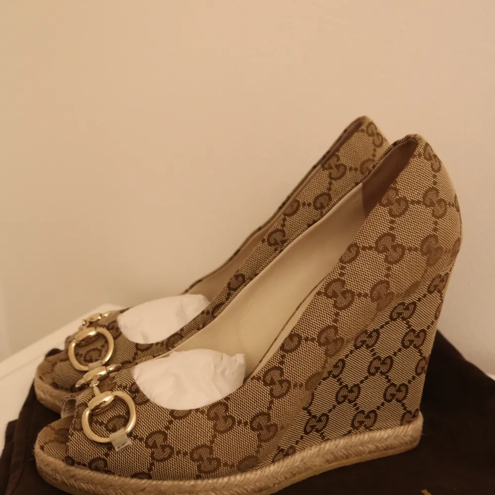 Hej! Gucci platform skor i 39 1/2 storlek. Pris - 2000kr.  Original GG monogram med deras klassik guldton ”horsebit” detalj.  Har köpt från Gucci affären i Schweiz. Mycket bra skick. Skor.