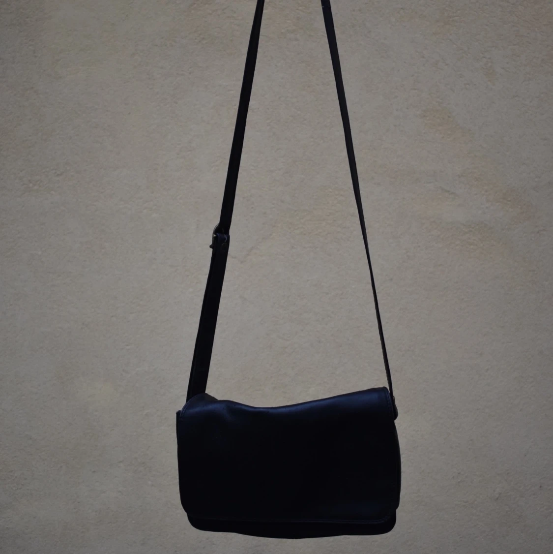 perfekt svart väska