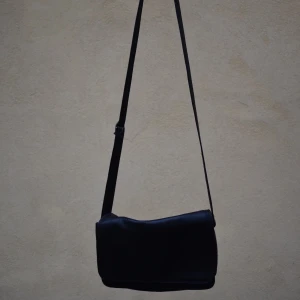 perfekt svart väska - tuff väska köpt i somras. säljer pga att jag har liknande💫rymmer mycket och har justerbara band❤️