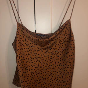 Prickigt linne - Prickigt linne från Gina tricot strl 38. Prislapp kvar. Aldrig använt. Brun/guldigt