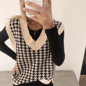 Stickad väst  - En vit/ svart rutig böst i strl M/L. Köpt på Plick för ett tag sen men syns inte alls. (Super bra skick) Använd ett fåtal gånger men inte använd på ett tag.                                          Kan diskutera pris. 