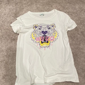 Kenzo tshirt  - Nypris 1000 och jag säljer denna äkta kenzo tröjan pågrund av att den inte kommer till användning längre. Tröjan är storlek S. Pris kan diskuteras! 😊