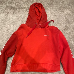 Calvin klein hoodie -  Nypris 200! Säljer denna äkta calvin klein hoodien pågrund av att den inte kommer till användning längre. Pris kan diskuteras! 😊