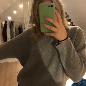 stickad tröja - supermysig stickad tröja från HM i storlek XS! använd fåtal gånger och därför i mycket bra skick. frakt tillkommer, spårbart!❤️