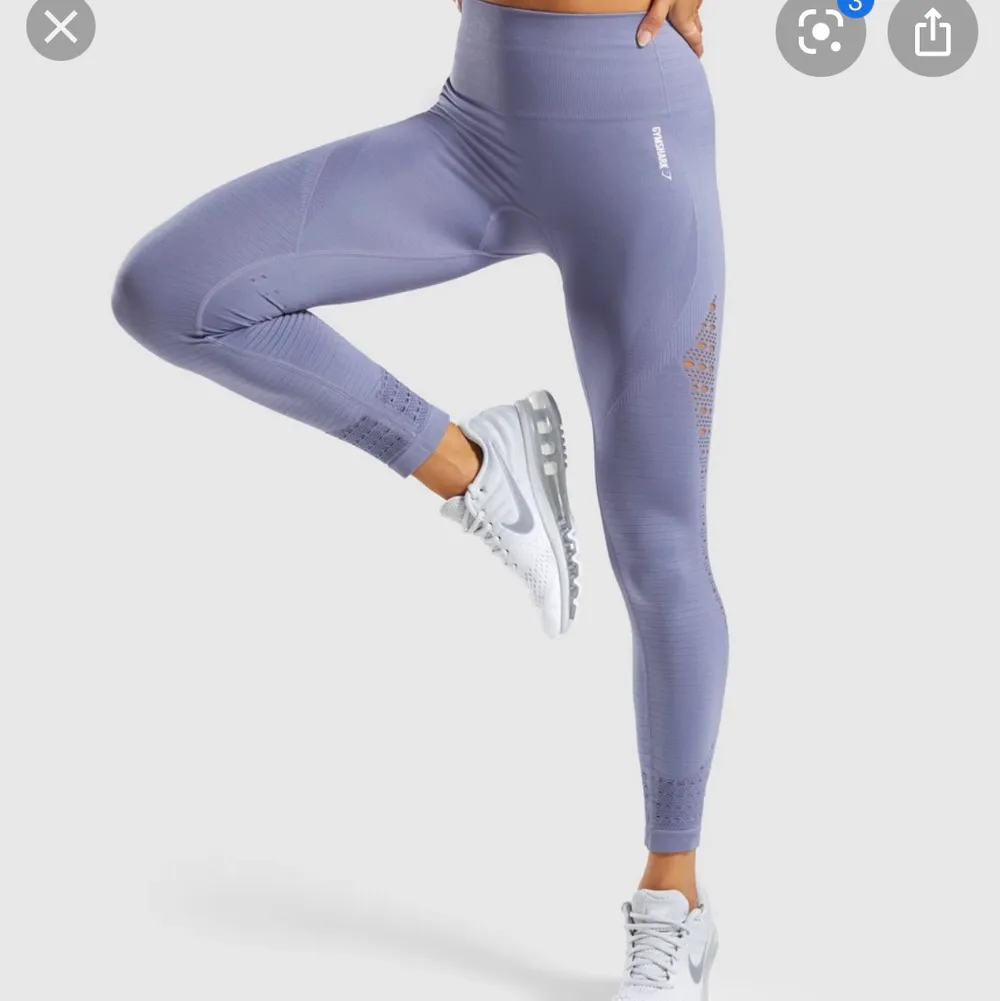 Ett par jätte fina blå gymshark tights i storlek XS, tightsen finns inte längre att köpa på hemsidan. 400 kr. Jeans & Byxor.