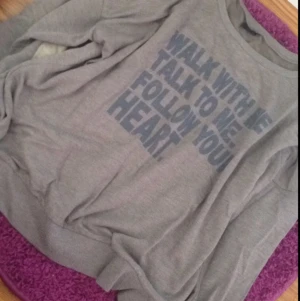  - Långärmad tröja använd fåtal gånger . 