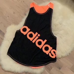Adidas träningslinne  - Oanvänd och i super skick. Storlek S 🧡🖤🧡