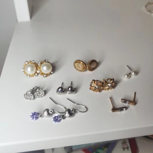 Örhängen i guld & silverfärg  - Olika örhängen i guld och silverfärg, örhängen rengörs innan dom skickas, alla är i fint skick! 1 par för 5kr eller alla i bilden för 30kr 🥰 frakt 11kr med PostNord