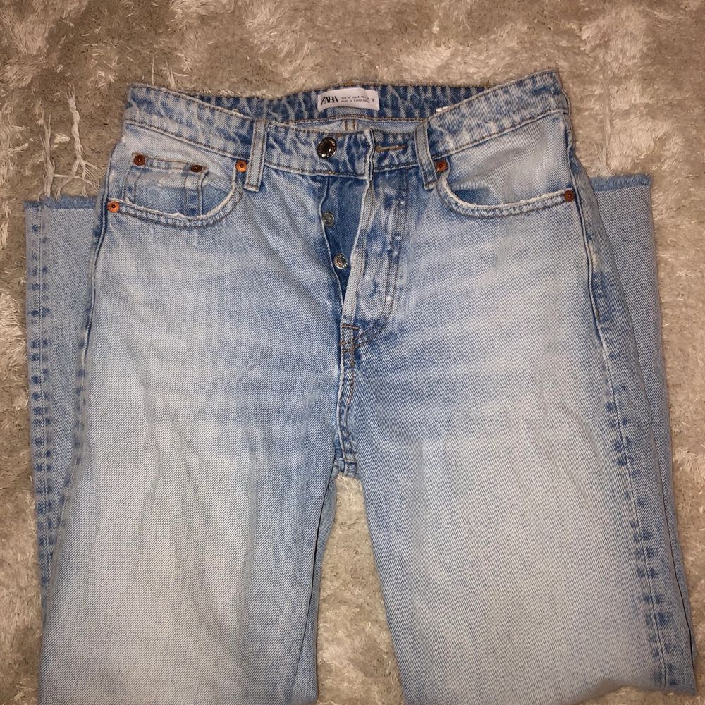 Jättefina jeans från zara! 💞 köparen står för frakt. Jeans & Byxor.
