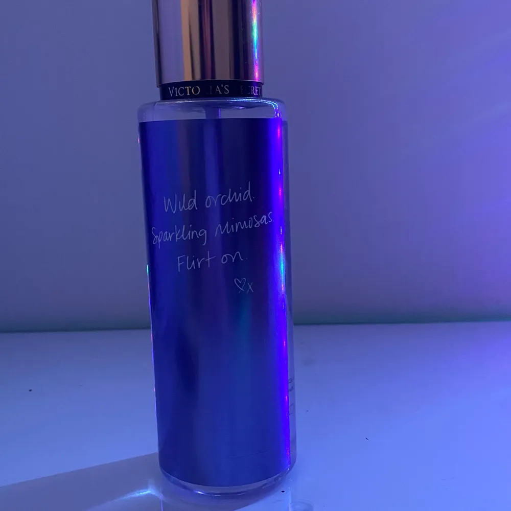 Säljer denna underbara Victoria Secret fragrance mist då jag redan har en och fick denna i present. Den är oanvänd förutom att jag sprayat den en gång när jag fick den. Originalpris 150kr. Säljs för 50kr+frakt. Kom privat för eventuella frågor❣️. Parfym.