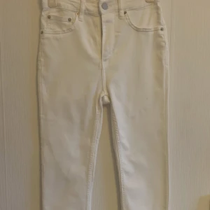 Vita jeans - Vita slimfit jeans med fickor på både framsida och baksida