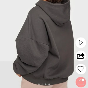 chunky hoodie från nelly - Superfin och i asbra skick, sitter oversized. Frakt: 50kr ✨ budgivning sker i kommentarna. 