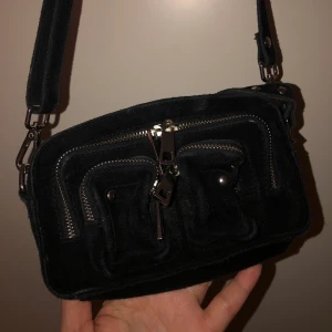 Mini väska från NuNoo - Originalpris: 1099kr. Använd vid ett fåtal tillfällen och är så gott som ny. Kommer även med en kedja som är med på sista bilden. 