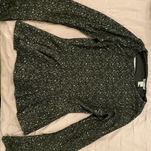 Tröja - Fin svart och vit tröja med utsvängda armar och vid nedre delen av tröjan. Använd endast få gånger, helt nytt skick. Köpt på HM, Pris går att diskuteras 💓