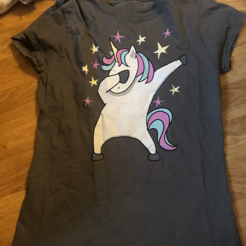 Fin t-shirt med en unicorn som dabar 😂 . T-shirts.