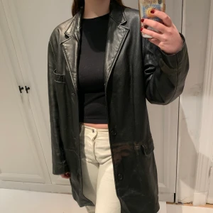 Läderkappa/kavaj - Måste tyvärr sälja min älskade läderkappa! Inköpt för 900 i Italien💞 Äkta läder! Bra skick! En brun fläck på högra fickan, syns på bild. Även ett pyttelitet hål i sömmen på ryggen (syns ej). 