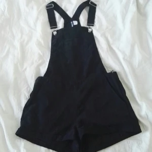  - hängslebyxor/shorts från hm. storlek 38, men tkr dom snarare är 36. fint skick! 