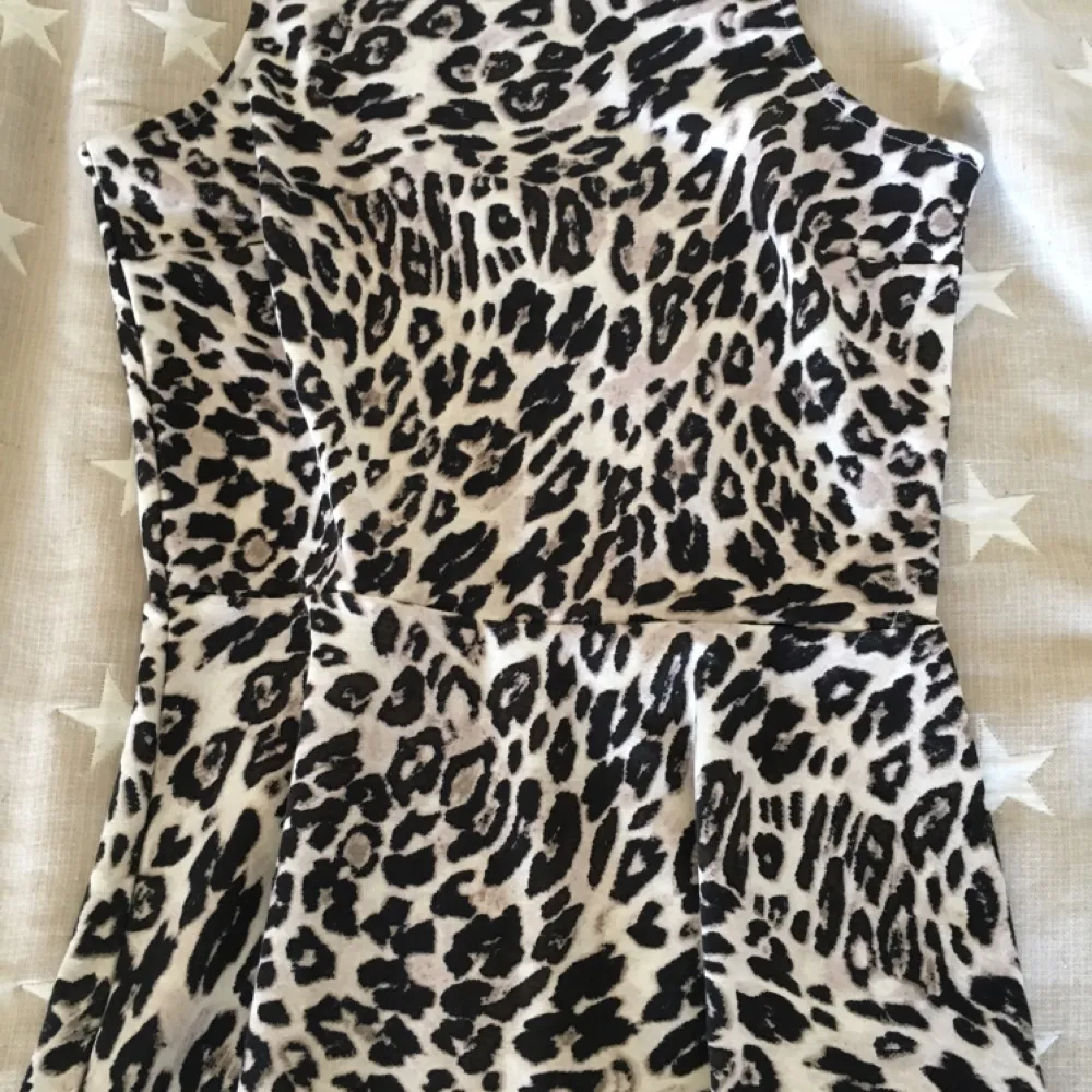 Fin mönstrad leopard klänning från H&M. Tight modell och slutar på mig lite innan knäna. Jag är177cm lång . Klänningar.