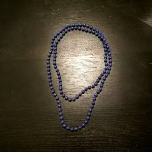 Blekblått pärlhalsband i plast
Aldrig använd