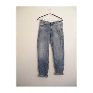 Boyfriend jeans från H&M, aldrig använda. (Byxbenen är inte sena, bara uppvikningen) Frakt 70kr✨