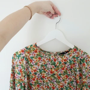  - Blus från H&M i sötaste mönstret!
Näst intill oanvänd. 
Skickar flera bilder om så önskas.
Vid frakt får du stå för den och jag tar gärna emot betalningar via Swish.
Ha en bra dag! ♡