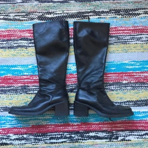  - Vintage svarta klackstövlar. Bra skick! Köparen står för frakten! Tar även emot betalning via swish!