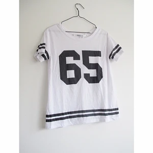  - Snygg t-shirt från Lager157. Knappt använd, fint skick! Frakt 42kr✨