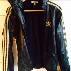  - Äkta Adidas vindjacka Svart och guldfärgad Fint skick