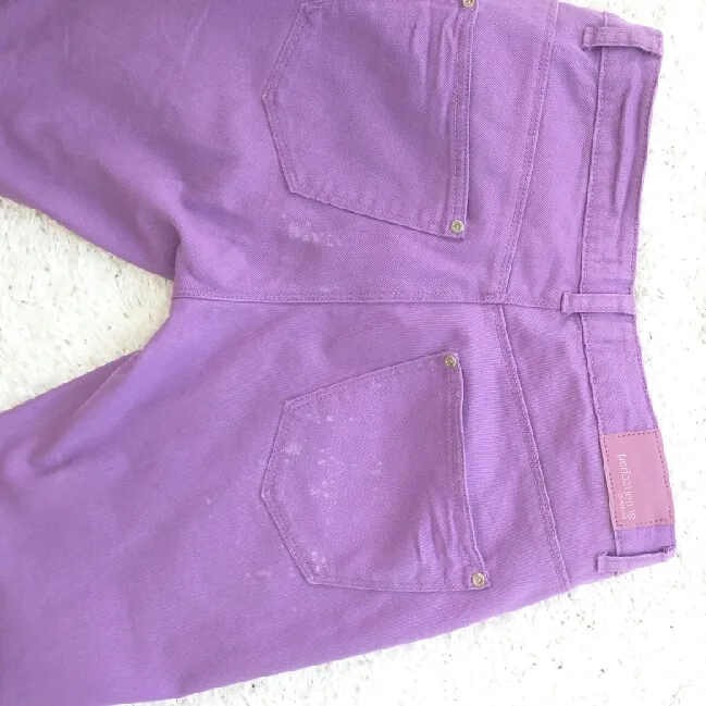 Lila byxor från Ginatricot
Något fläckig bakpå, annars som nya. Jeans & Byxor.