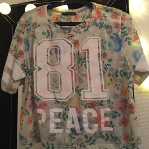  - Jättefin oversizetröja, passar xs-m beroende på hur man vill att den ska sitta. Nyskick! 