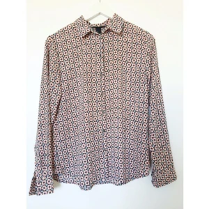  - 70-tals inspirerad skjorta från H&M. Härligt material som inte skrynklar sig. 