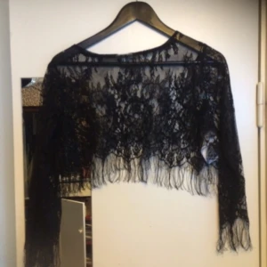  - Fin virkad magtröja!
Nästan aldrig använd
Passar XS, S och M
Förlåt för dåliga bilder