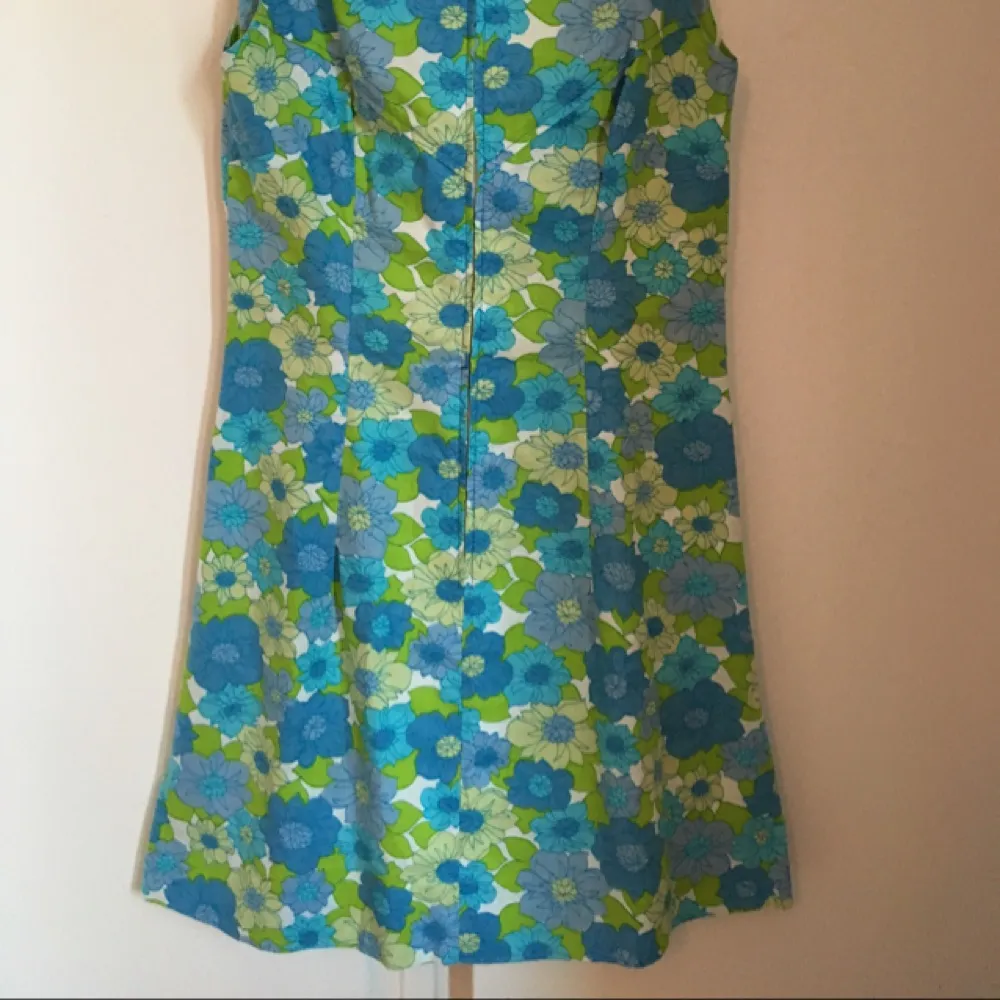Beautiful vintage dress from 70's. I am 161cm tall, length of the dress is above my knees.
The condition is excellent. I sell it because it's too small for me, otherwise, it'd be really nice to keep it for myself!
Pickup in Stockholm is available.. Klänningar.