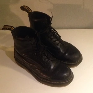  - Svarta Dr. Martens. Väl använda men bra skick. 