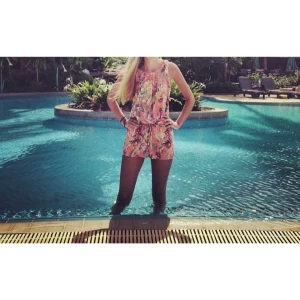  - Super söt byxdress från Zara. Använd 1 gång! Fint skick. Frakt 26kr✨