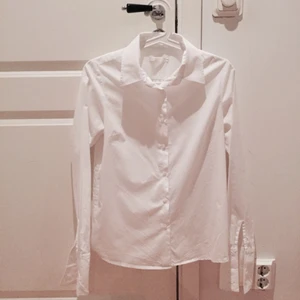  - Vit figursydd skjorta från Åhléns, märket Wera. Aldrig använd! Storlek 36/S men passar nog en 38 också. Fin kvalitet! Kan skicka fler bilder vid intresse. Tar swish!