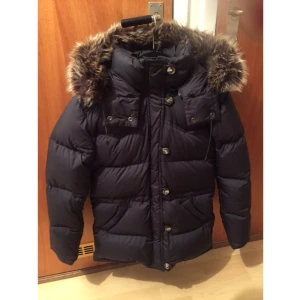  - Svart dunjacka från Boomerang, modell Alexandra, storlek XS (men tycker även den passar en S), tillköpt fejkpäls och reflex ingår, använd men i fint skick! Nypris 5500kr.
