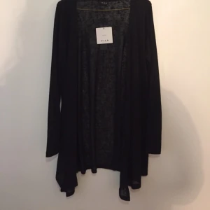  - Svart  lite längre kofta från vila. Aldrig andvänd