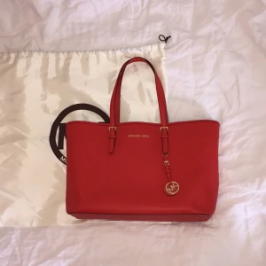  - Michael Kors Jet set travel medium med dustbag. Köptes på NK för 2700. Kvitto finns. 