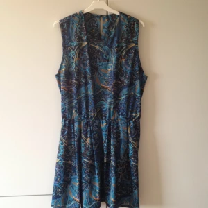  - Klänning från Beyond Retros eget märke av återvunna material. Knappt använd.