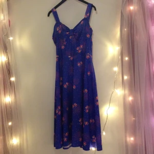  - Somrig klänning. Vintage. Längd ner till vaderna. 
Går bra att mötas upp i Stockholm, eller så kan jag skicka, men då betalar ni frakten. 
